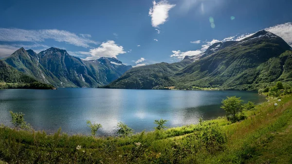 Lago Tranquilo Rodeado Montañas Bajo Cielo Soleado —  Fotos de Stock