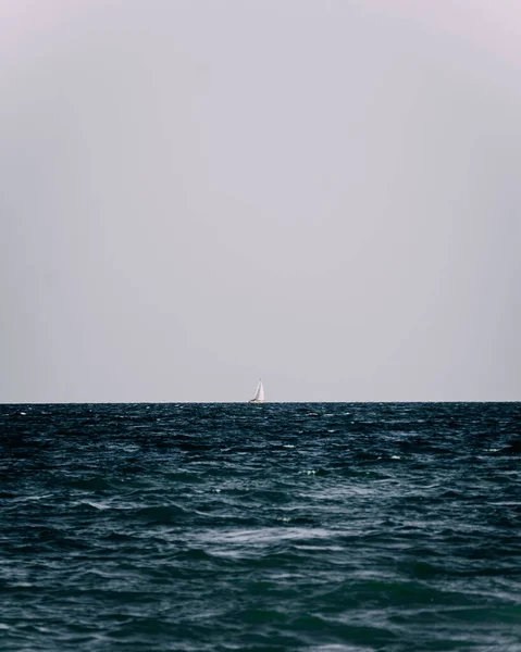 Plan Vertical Mer Sous Lumière Soleil Ciel Nuageux Parfait Pour — Photo