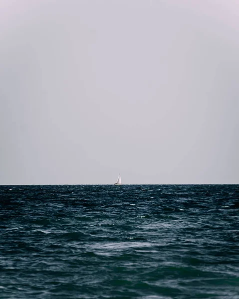 Plano Vertical Del Mar Bajo Luz Del Sol Cielo Nublado — Foto de Stock