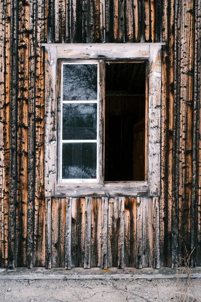 木结构建筑和窗户的垂直截图 — 图库照片