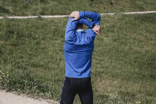 Молодий Спортивний Чоловік Бігун Розтягує Руки Перед Бігом Парку — стокове фото