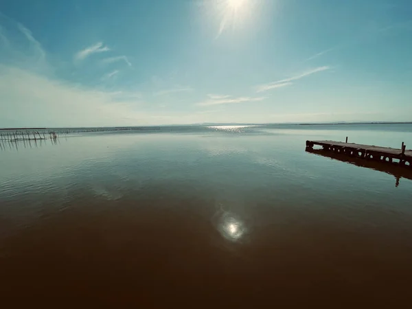 Прекрасный Снимок Длинного Пирса Воде Ярким Солнечным Небом — стоковое фото