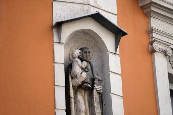 Närbild Gammal Skulptur Ett Helgon Som Bär Barnet Jesus — Stockfoto