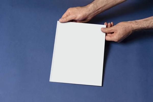 Mavi Arka Planda Boş Bir Kapağı Olan Kapalı Bir Katalog — Stok fotoğraf