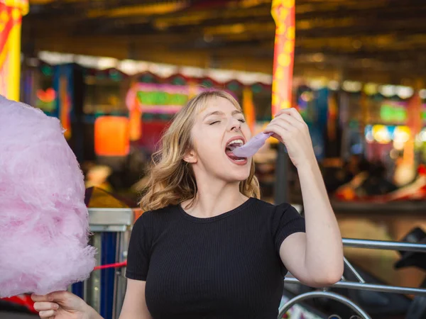 Uma Loira Espanhola Comendo Doces Algodão Doce Parque Entretenimento — Fotografia de Stock