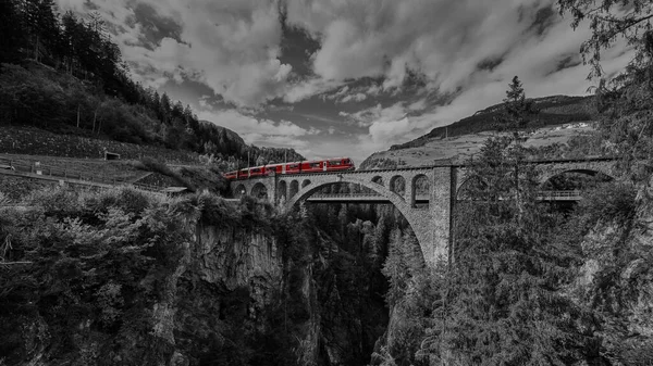 Szary Strzał Wielkiego Kamiennego Mostu Kolejowego Nad Kanionem Pochmurny Dzień — Zdjęcie stockowe