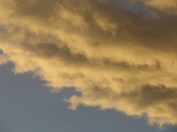 Een Lage Hoek Opname Van Bewolkte Lucht Bij Zonsondergang — Stockfoto