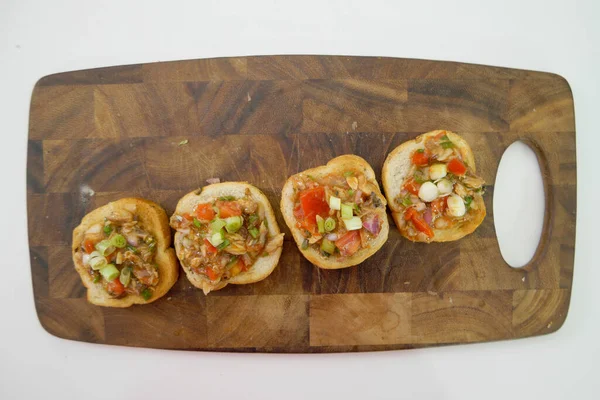 Uma Tábua Madeira Com Tacos Mexicanos — Fotografia de Stock