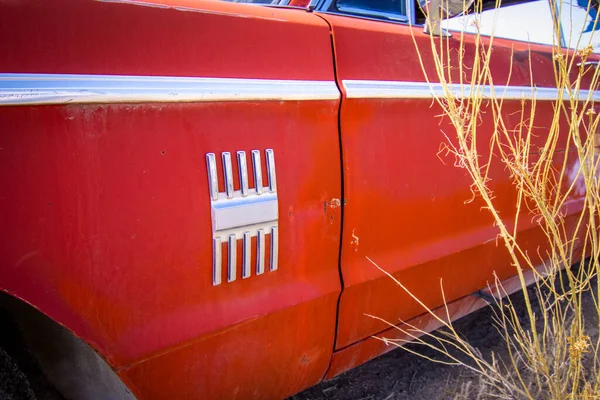 Egy Régi Piros Autó Közelsége Roncstelepen Napfény Alatt — Stock Fotó