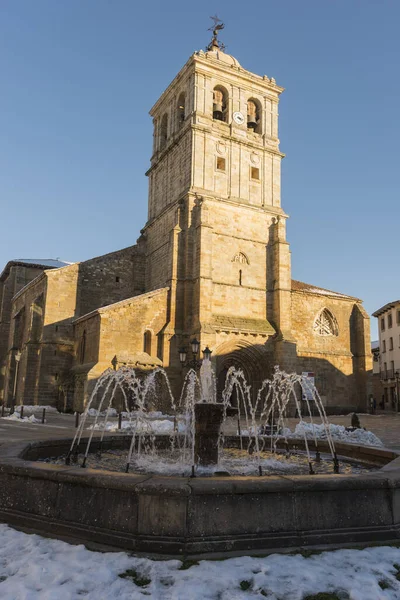 スペインのパレンシアにあるサンミゲル教会の高齢者の歴史的大学の美しいショット — ストック写真