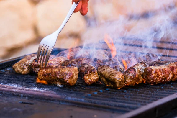 Mangal Sırasında Yükselen Dumanla Birlikte Mici Mititei Adı Verilen Rulolarını — Stok fotoğraf