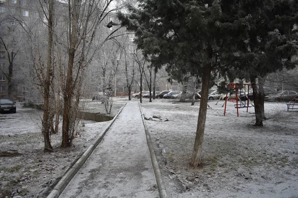 道路の閉鎖ショットは雪の日に公園につながります — ストック写真