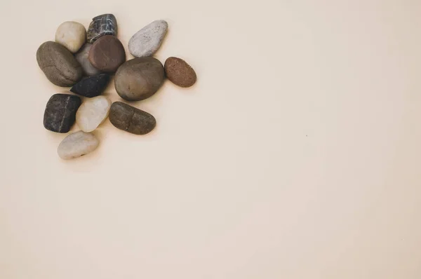 Een Bovenaanzicht Van Kleine Steentjes Pastelperzik Oppervlak Voor Een Kopieerruimte — Stockfoto