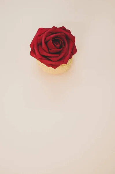 Uma Vista Superior Uma Rosa Vermelha Artificial Carretel Linha Superfície — Fotografia de Stock