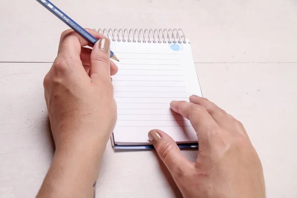 Primer Plano Manos Femeninas Escribiendo Con Lápiz Bloc Notas —  Fotos de Stock