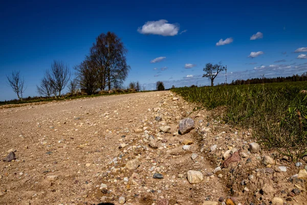 Detailní Záběr Prašnou Cestu Krajinou Pod Modrou Oblohou — Stock fotografie