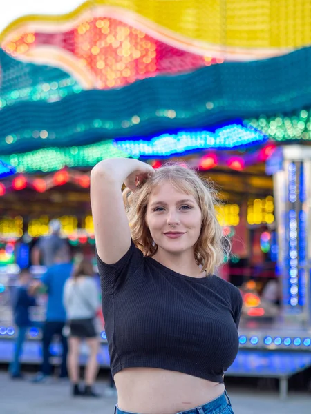 Tiro Vertical Uma Mulher Loira Com Piercing Posando Parque Diversões — Fotografia de Stock