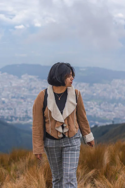 Uma Jovem Mulher Caminhando Nas Montanhas Desfrutando Bela Vista — Fotografia de Stock