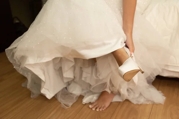 Egy Közeli Kép Menyasszonyról Amint Leveszi Cipőjét — Stock Fotó