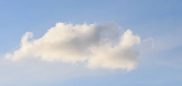 Les Nuages Blancs Dans Ciel Calme — Photo