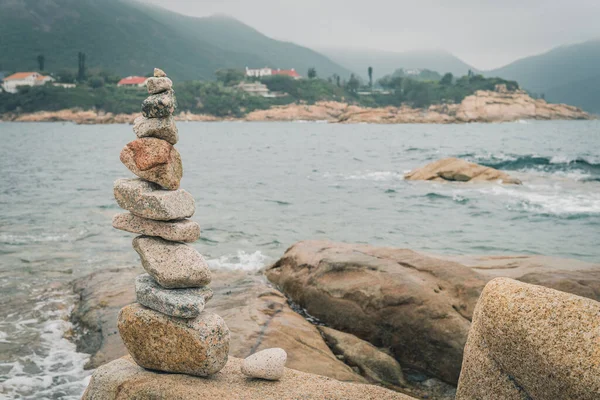 Tiro Seletivo Foco Pedra Que Empilha Perto Mar — Fotografia de Stock