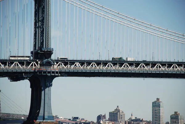 2007年9月18日 ニューヨーク市マンハッタン橋の青い柱がイースト川に架かっている — ストック写真