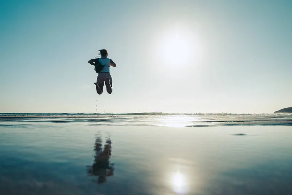 Eine Person Springt Hoch Der Luft Einem Sonnigen Strand — Stockfoto