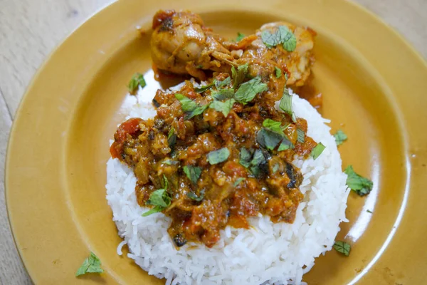 Hühnercurry Mit Reis Auf Gelbem Teller — Stockfoto