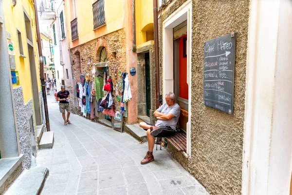 Corniglia Italy Αυγ 2020 Στενό Δρομάκι Πλαγιά Ανάμεσα Παλιά Σπίτια — Φωτογραφία Αρχείου