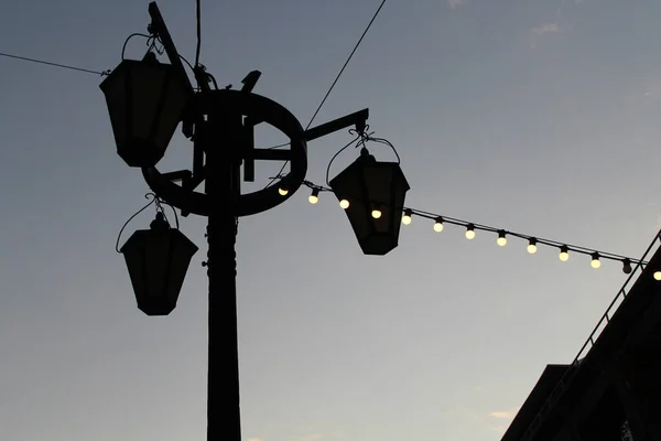 Een Lage Hoek Van Het Silhouet Van Een Straat Lamp — Stockfoto