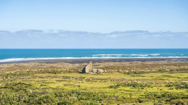 Cutter Rock Στην Παραλία Whatipu Ώκλαντ Νέα Ζηλανδία — Φωτογραφία Αρχείου