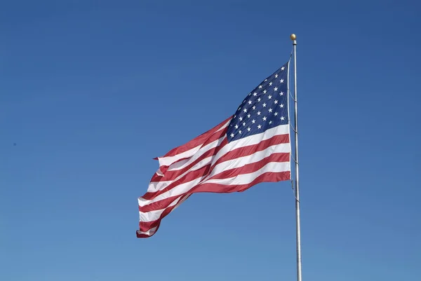 Disparo Bandera Americana Contra Cielo Azul —  Fotos de Stock