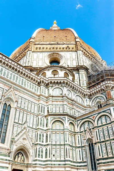 佛罗伦萨的大教堂 圆顶在蓝天的映衬下从角落里照下来 — 图库照片