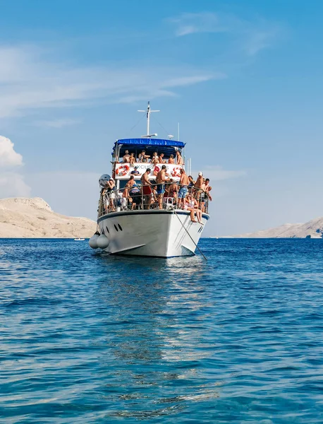 Novalja Croácia Agosto 2020 Pequeno Navio Turístico Cheio Pessoas Tomando — Fotografia de Stock