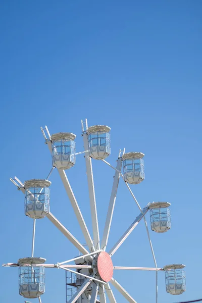 Vertical Shot Cabs Ferris Wheel Blue Background — Stock Photo, Image