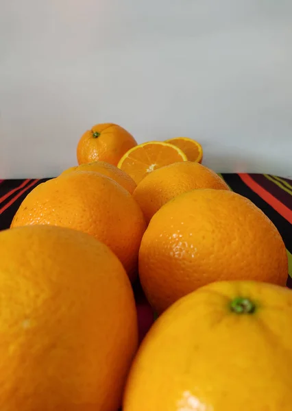Ένα Κοντινό Πλάνο Ζουμερό Πορτοκάλι Στο Πολύχρωμο Φόντο Του Τραπεζιού — Φωτογραφία Αρχείου