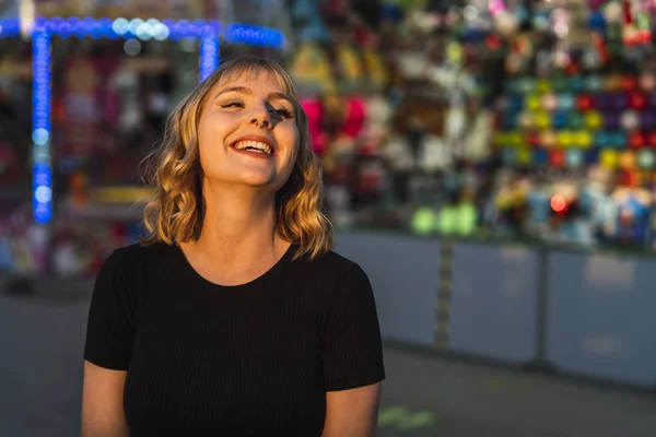 Young Caucasian Female Spending Time Beautiful Amusement Park — Stock Photo, Image