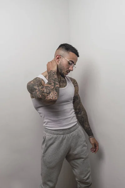 Портрет Прохолодного Сексуального Татуювання Іспанського Чоловіка Який Позував Ізольованим Білому — стокове фото