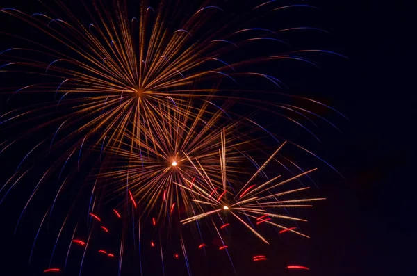 Fogos Artifício Festivos Brilhantes Raios Luz Fundo Céu Escuro — Fotografia de Stock