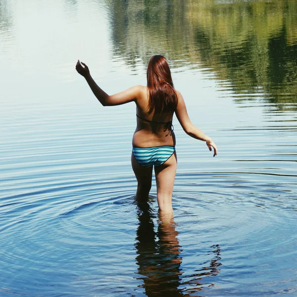 Une Jeune Femme Maillot Bain Debout Dans Lac — Photo
