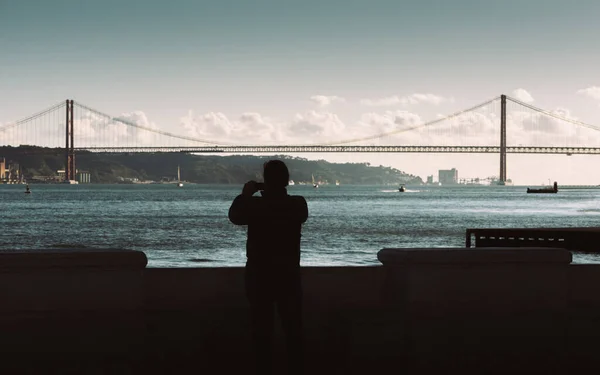 Une Silhouette Homme Prenant Une Photo Pont Avril Lisbonne — Photo