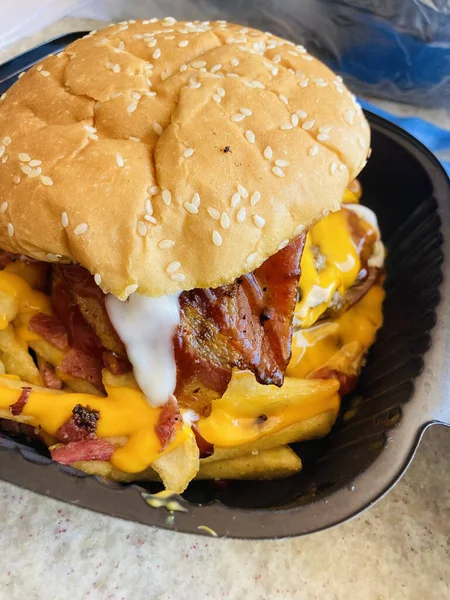 Close Delicioso Hambúrguer Com Bacon Queijo Derretido Recipiente Plástico — Fotografia de Stock