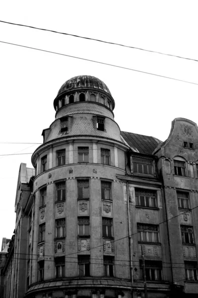 Tiro Vertical Edifício Velho Estilo Clássico Com Canto Arredondado Uma — Fotografia de Stock