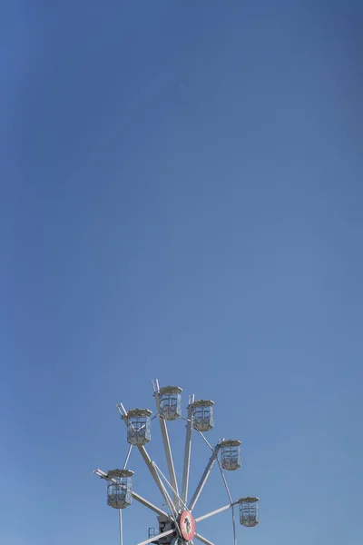 Вертикальный Снимок Колеса Обозрения Голубым Небом — стоковое фото