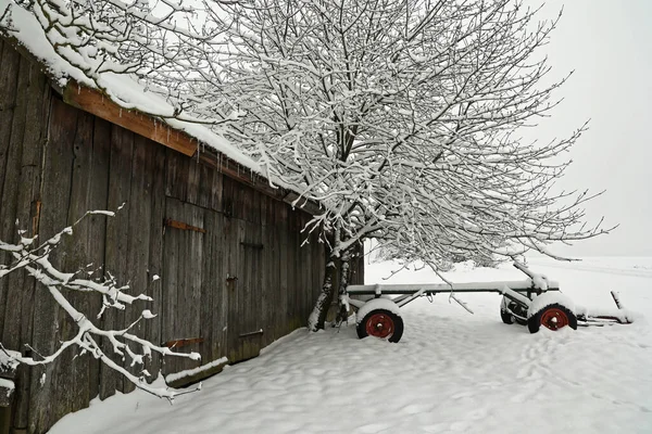 Tiro Maquinaria Agrícola Patio Campesinos Cubierto Nieve Fresca — Foto de Stock