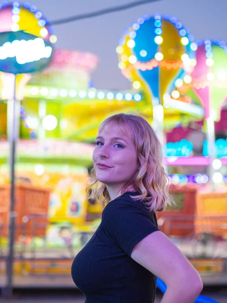 Вертикальний Знімок Молодої Блондинки Парку Розваг — стокове фото