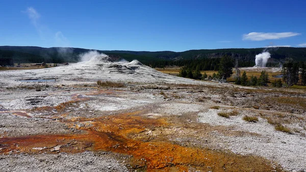 Sebuah Gambar Closeup Dari Sebuah Pemandangan Dengan Geiser Yellowstone National — Stok Foto