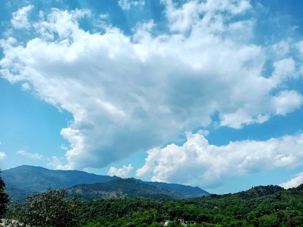 Mavi Arka Planda Yeşil Ormanları Olan Güzel Bir Manzara — Stok fotoğraf