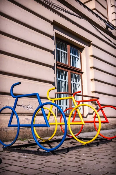人行道上一个五颜六色的自行车架 — 图库照片