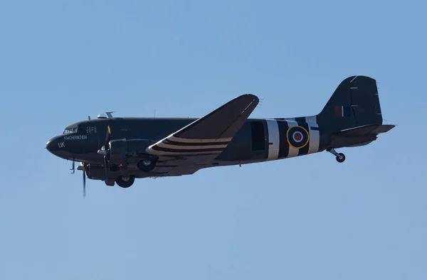 Large Military Airplane Flying Blue Sky — Stock Photo, Image